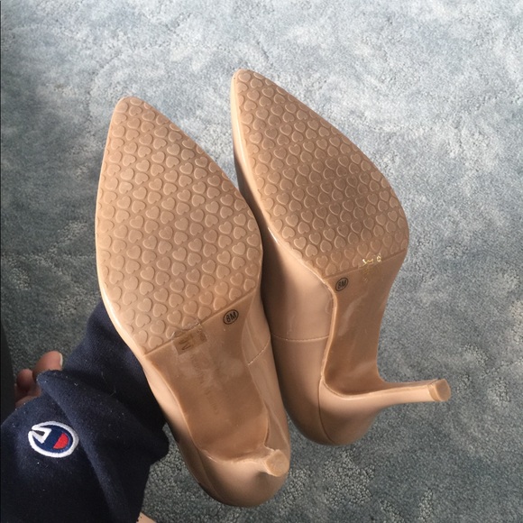 Scallop Nude Patent Leather Pumps - Picture 3 of 3